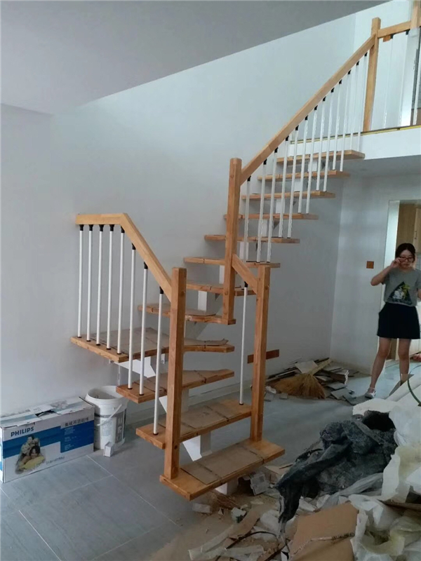 简约钢木楼梯